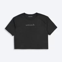 Camiseta corta para mujer marca OAXIS, con estampado de SWEET en color Negro