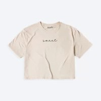Camiseta corta para mujer marca OAXIS, con estampado de SWEET en color Nude