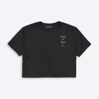 Camiseta corta para mujer marca OAXIS, con estampado de SOL en color Negro