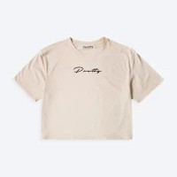 Camiseta corta para mujer marca OAXIS, con estampado de PRETTY en color Nude