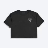 Camiseta corta para mujer marca OAXIS, con estampado de PLANETA en color Negro