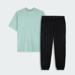 Combo de camiseta regular y jogger básico
