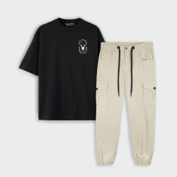 Combo oversize y cargo estampado